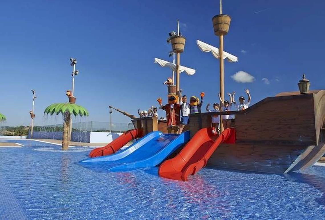 Piratenschiff Wasserrutschen im Blau Punta Reina Hotel