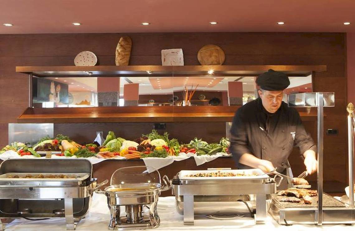 Buffet im Blau Punta Reina Hotel mit gegrilltem Fleisch und Salaten.