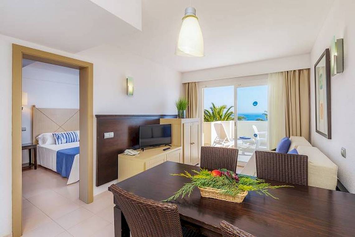 Wohnbereich des Blau Punta Reina Hotels mit Blick auf den Ozean.