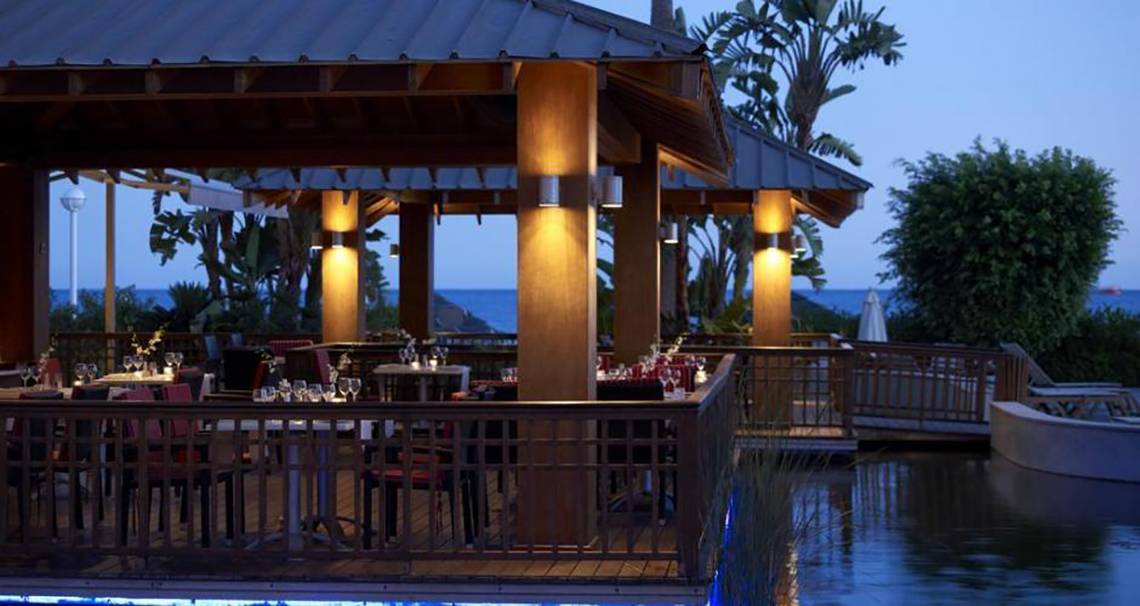 Terrasse des Atlantica Miramare Beach Hotels mit Blick auf das Meer bei Nacht