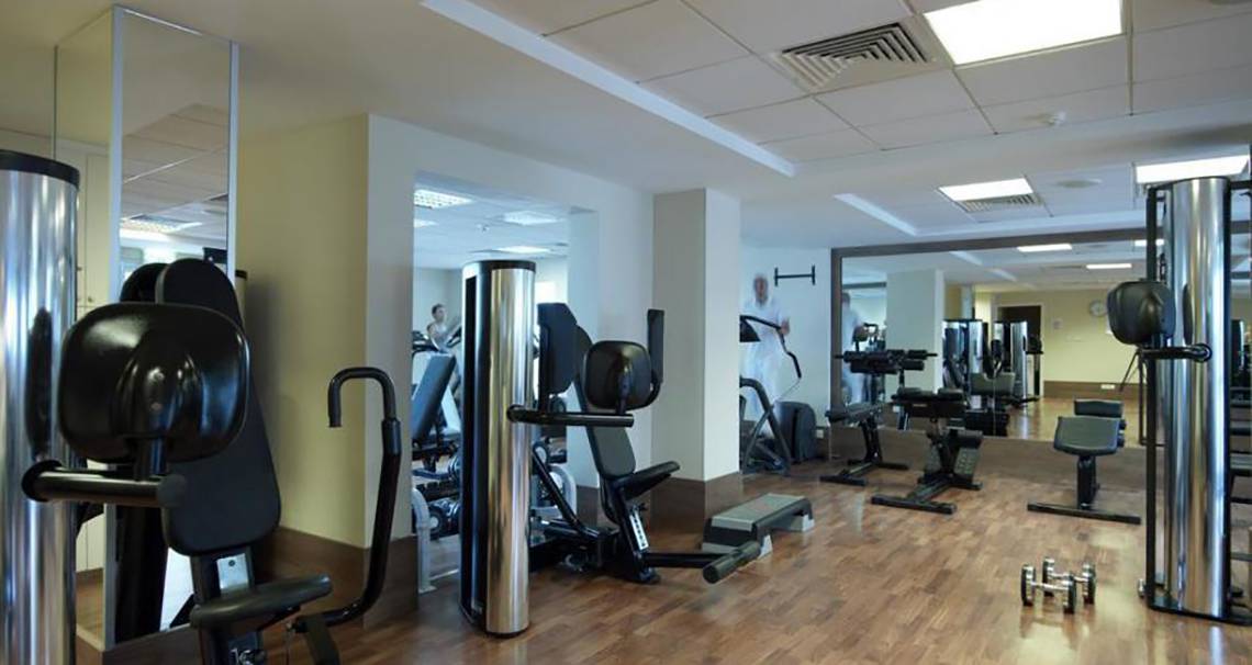 Fitness-Center im Atlantica Miramare Beach Hotel mit verschiedenen Trainingsgeräten.
