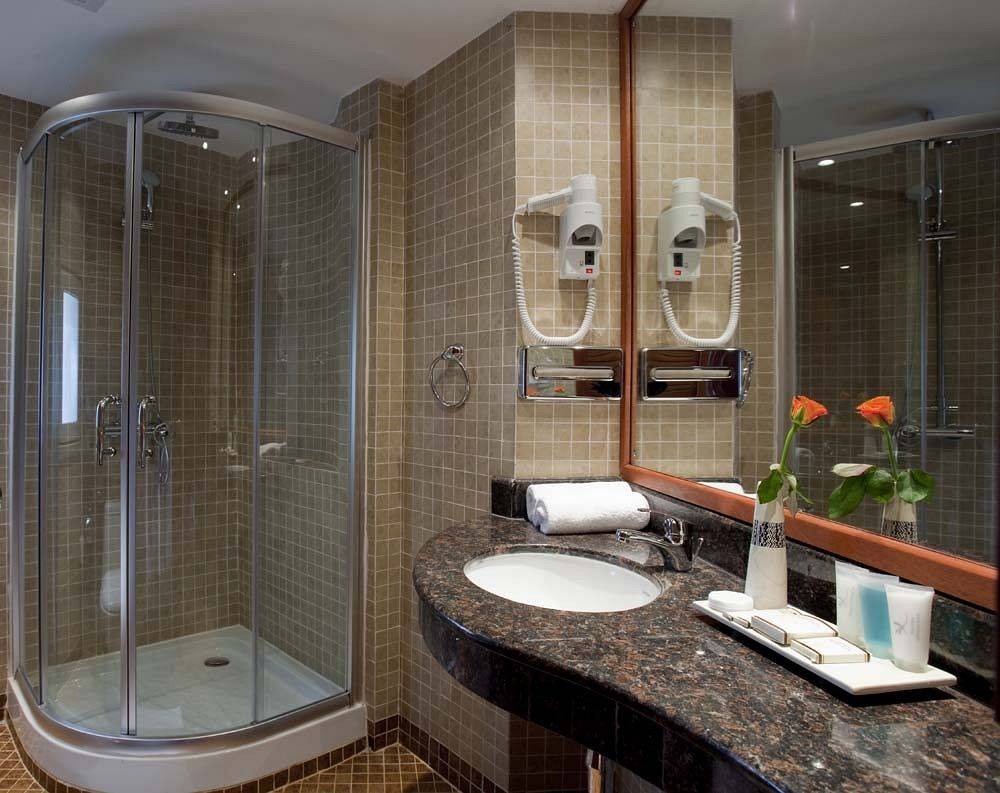 Badezimmer im Bahari Beach Hotel mit Dusche und Waschbecken