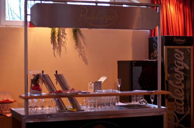 Cocktailbar im Leonardo Hotel Hamburg Elbbrücken mit Getränken und Dekoration.