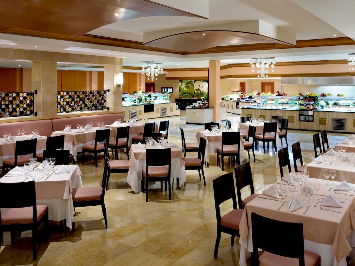 Restaurant im Grand Sunset Princess All Suites Resort mit gedeckten Tischen und Buffet
