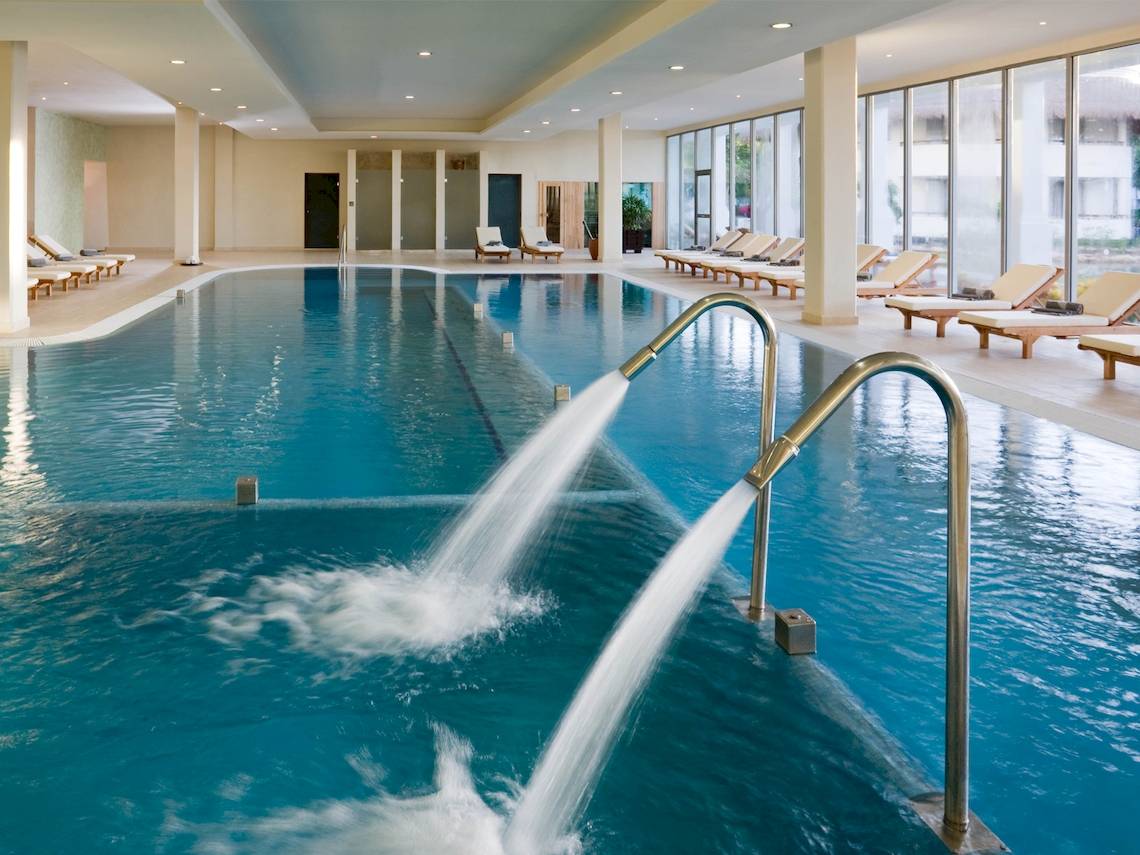 Das Grand Sunset Princess All Suites Resort zeigt einen Swimmingpool mit Wasserstrahlen.