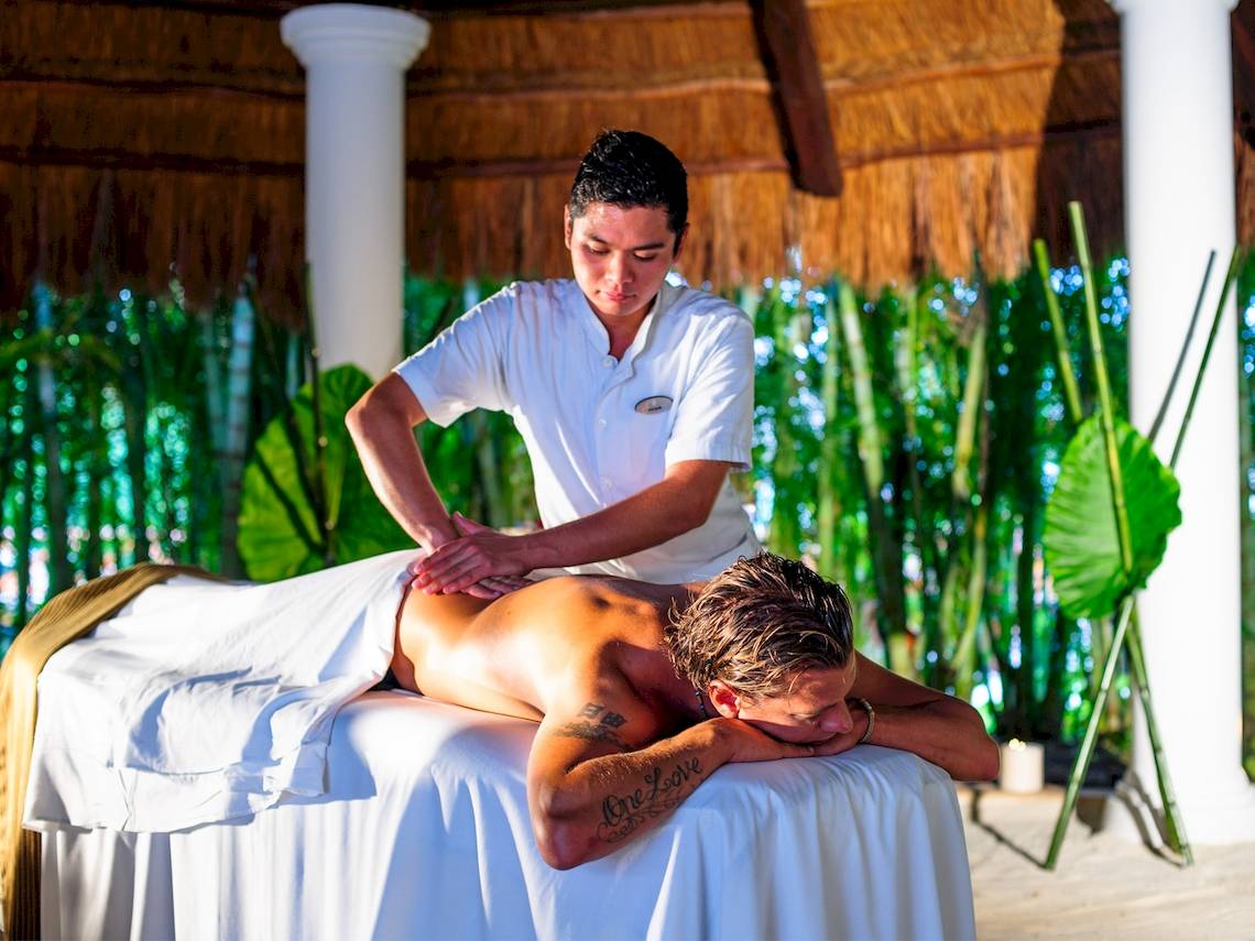 Massage im Grand Sunset Princess All Suites Resort mit Blick auf grüne Pflanzen