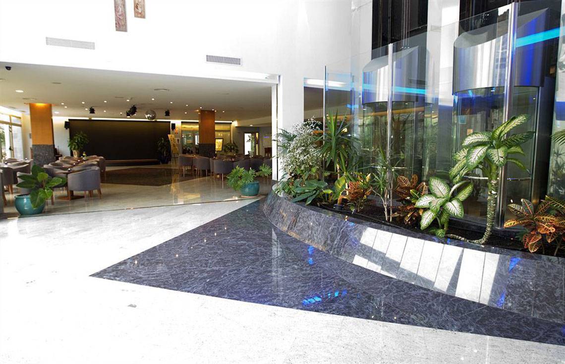 Empfangsbereich des LIVVO Costa Taurito Hotels mit Pflanzen und Sitzbereich.