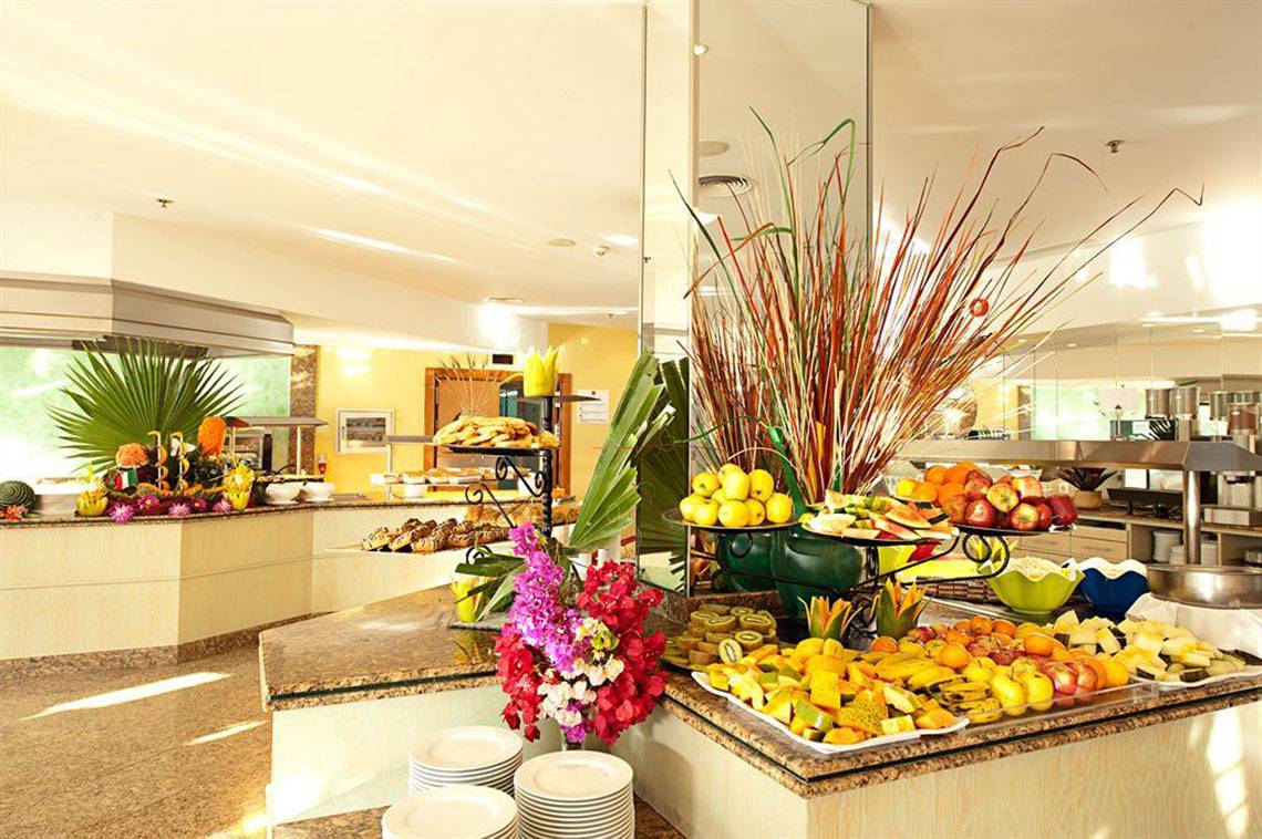 Frühstücksbuffet im LIVVO Costa Taurito Hotel mit Obst, Gebäck und Dekoration.