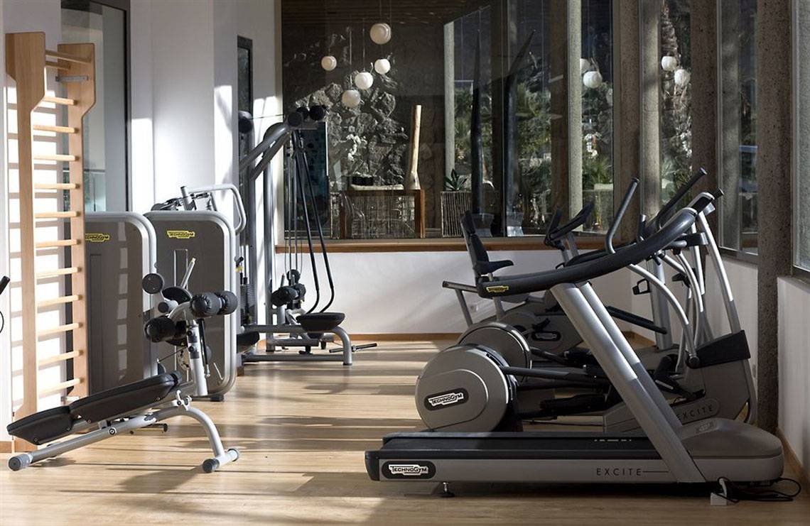 Fitnessbereich im LIVVO Costa Taurito Hotel mit verschiedenen Trainingsgeräten.