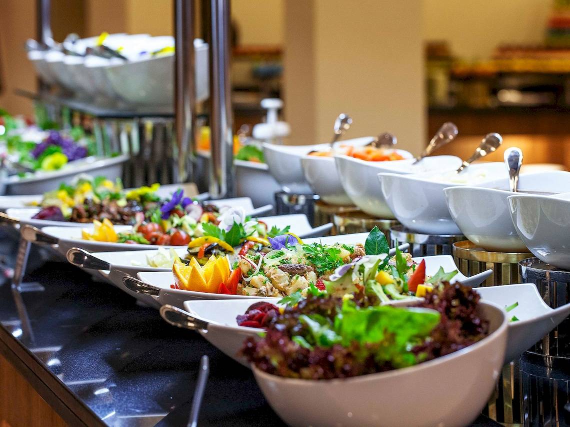 Buffet mit verschiedenen Salaten im Bianca Beach Resort.