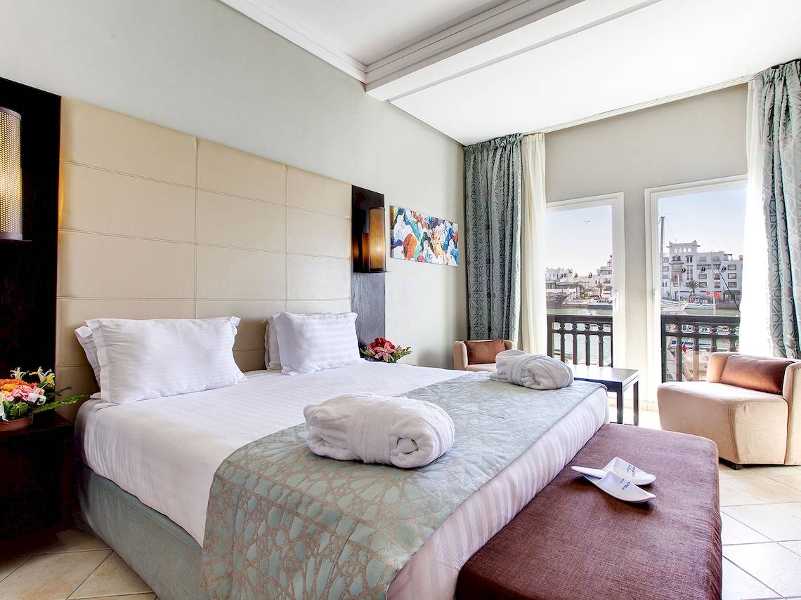 Hotelzimmer im Bianca Beach Resort mit Bett, Fenster und Stadtblick