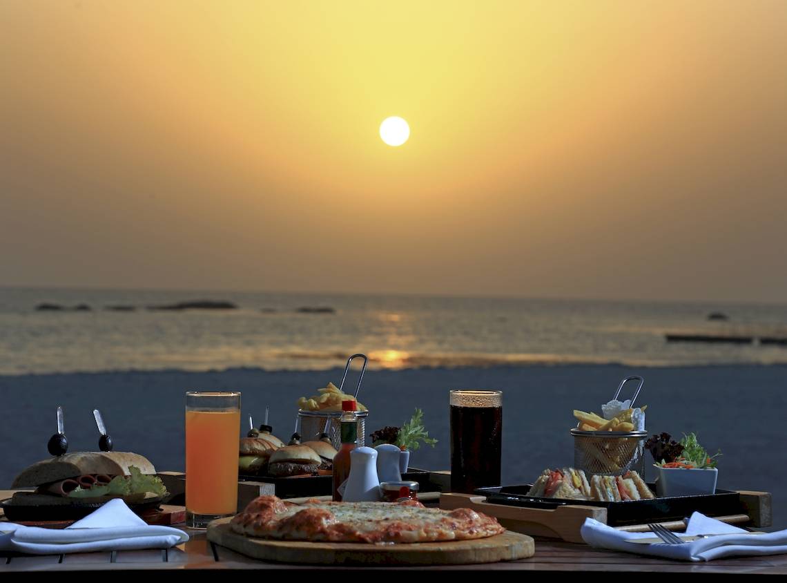 Abendessen am Strand im Wyndham Garden Salalah Mirbat mit Blick auf den Sonnenuntergang.