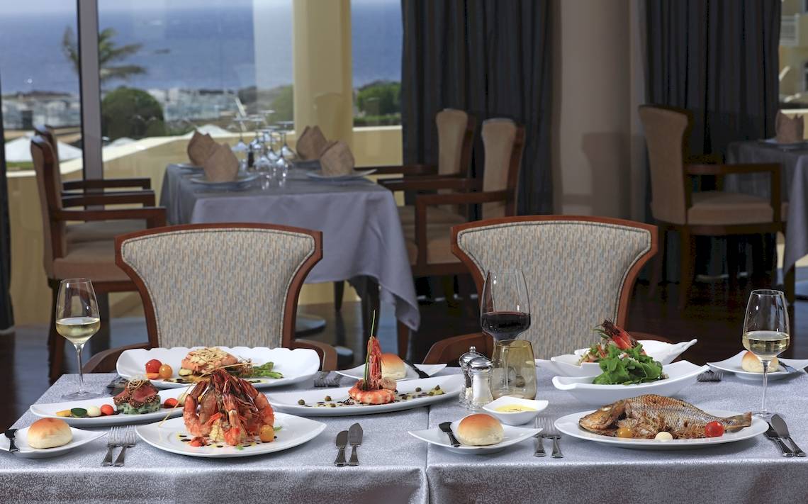 Ein eleganter Speisesaal im Wyndham Garden Salalah Mirbat Hotel mit Blick auf das Meer.