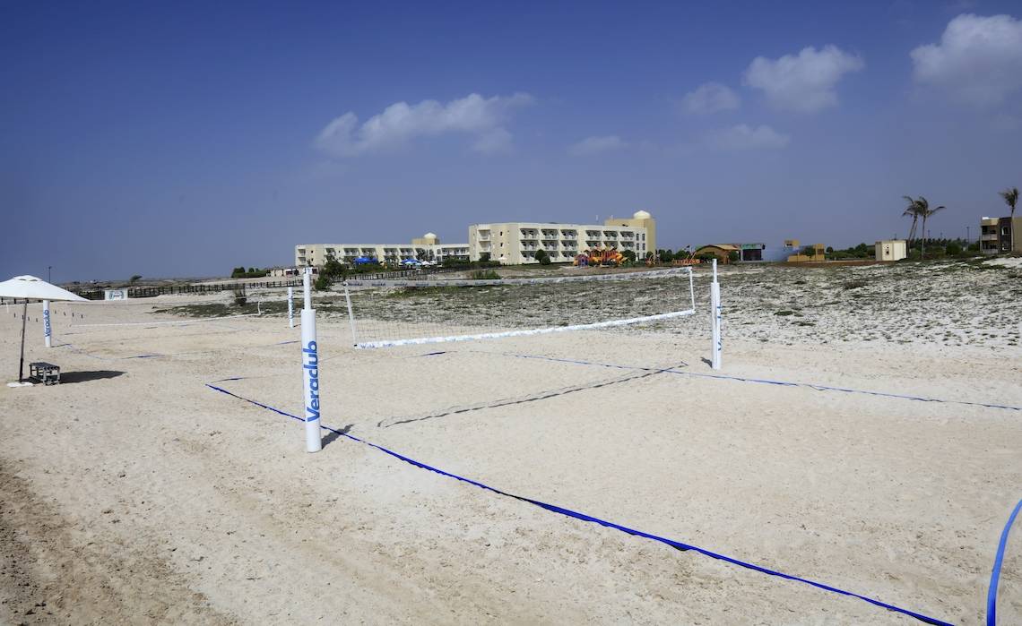 Ein Volleyballnetz auf dem Strand im Wyndham Garden Salalah Mirbat.