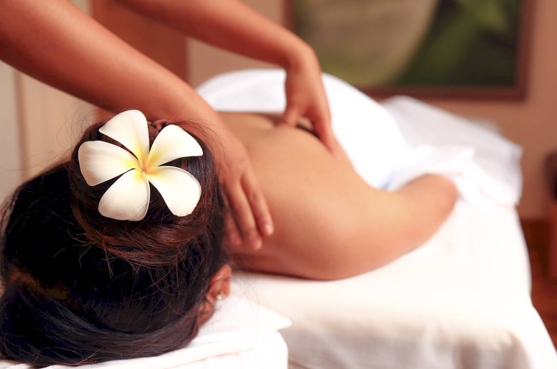 Frau genießt eine Rückenmassage im Wyndham Garden Salalah Mirbat