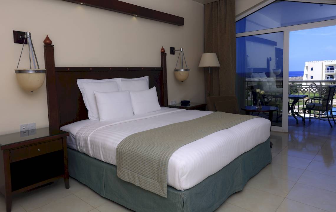 Hotelzimmer im Wyndham Garden Salalah Mirbat mit Bett und Balkonzugang