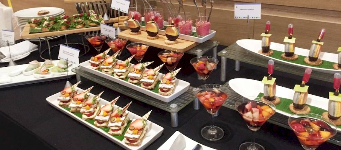 Buffet-Tisch im Holiday Inn Mai Khao Resort mit verschiedenen Gerichten und Getränken.