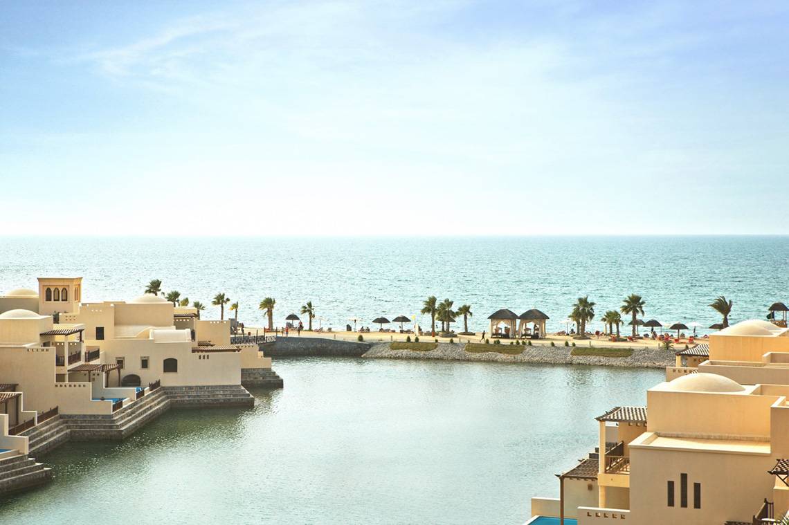 The Cove Rotana Resort in Ras al Khaimah, Pool Blick, Meer