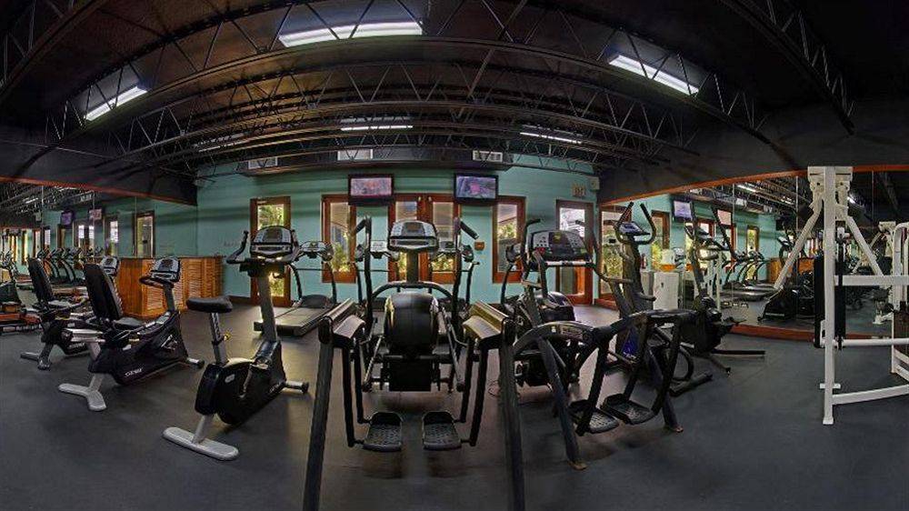 Fitnessstudio im Couples Negril Hotel mit verschiedenen Trainingsgeräten.