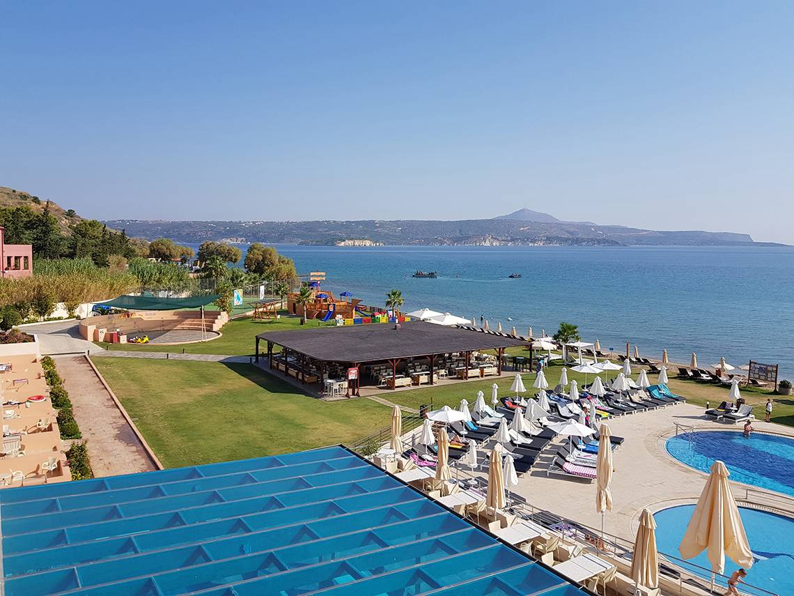 Kiani Beach Resort in Kreta, Pool Garten