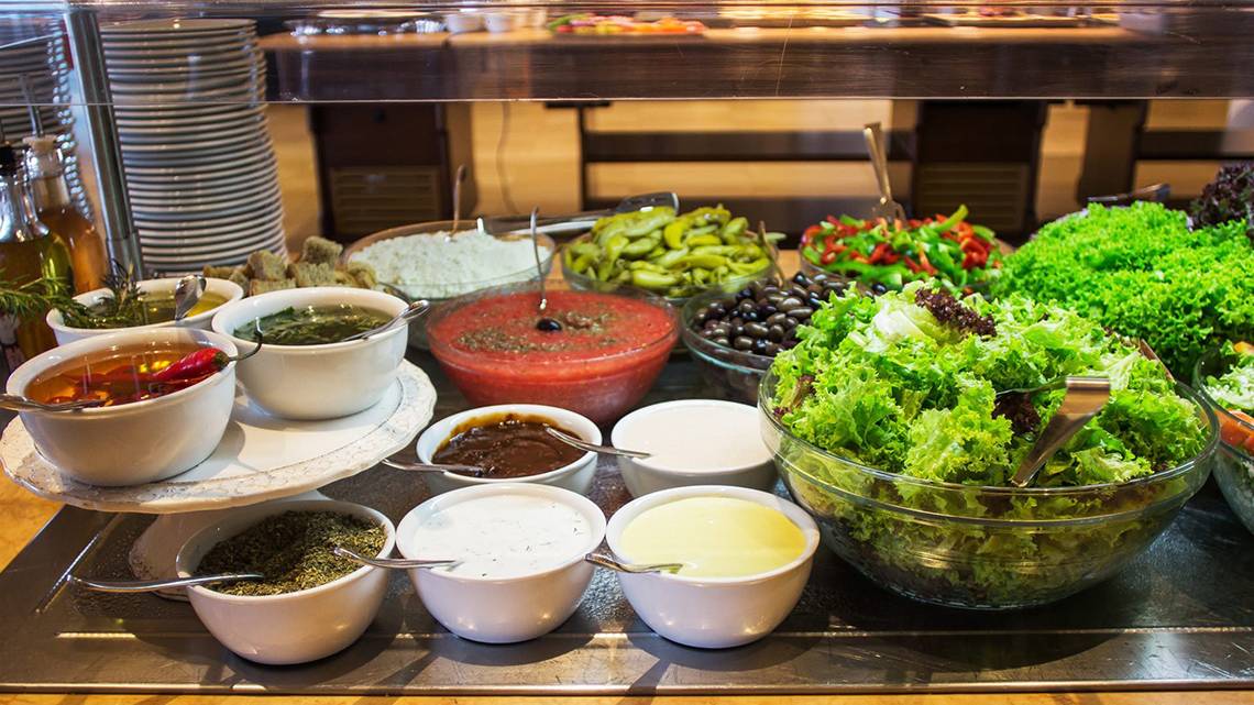 Buffet im Kiani Beach Resort mit verschiedenen Salaten und Beilagen.