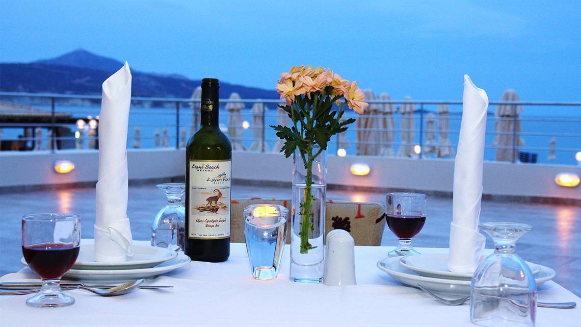 Kiani Beach Resort in Kreta, Tisch mit Wein