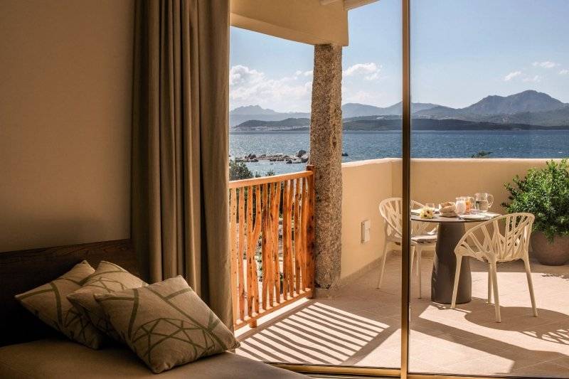 Blick von der Balkon des Cala Cuncheddi Hotels auf das Meer und die Berge