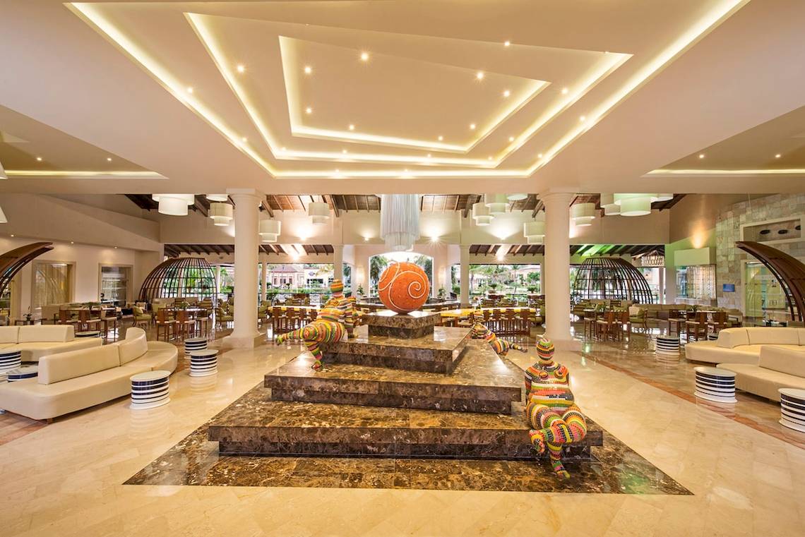 Lobby des Ocean Blue & Sand by H10 Hotels mit modernen Möbeln und Kunstwerken.