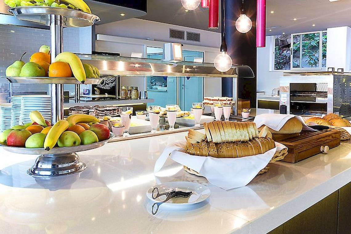 Frühstücksbuffet im Cavtat Hotel mit Obst, Brot und weiteren Speisen.
