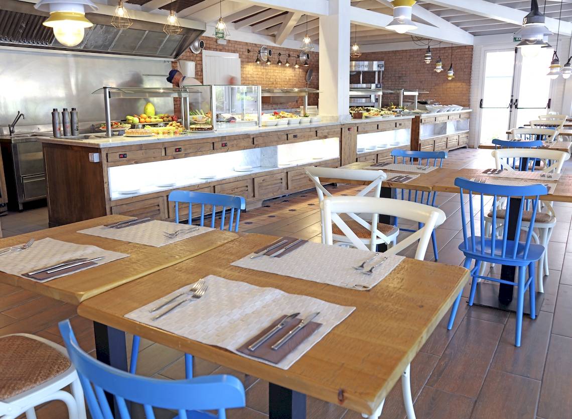 Innenansicht des O7 Aloe Corralejo Restaurants mit Buffet und gedeckten Tischen.