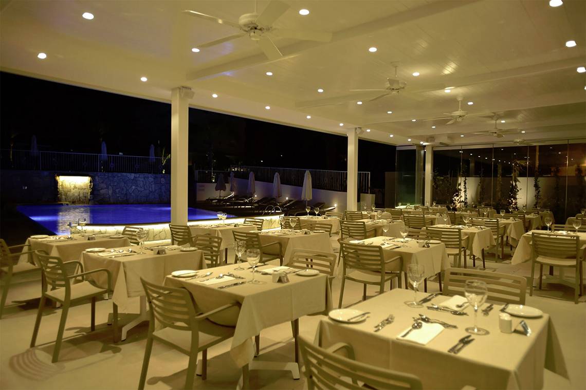 Abendessen im Restaurant des Sunrise Gardens Hotels mit Blick auf den Pool.