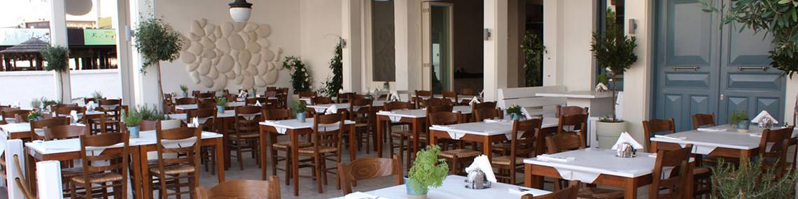 Innenbereich des Sunrise Gardens Hotels mit vielen runden Tischen und Stühlen.