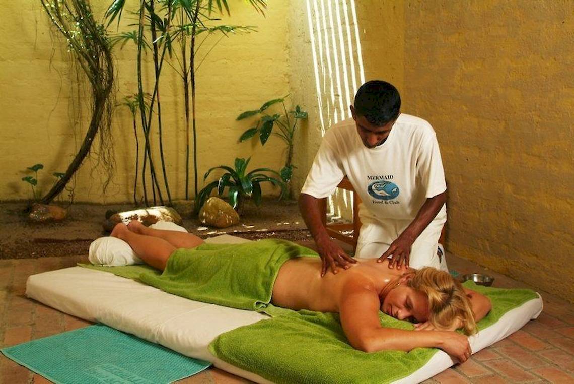 Frau im Mermaid Hotel & Club entspannt sich bei einer Massage