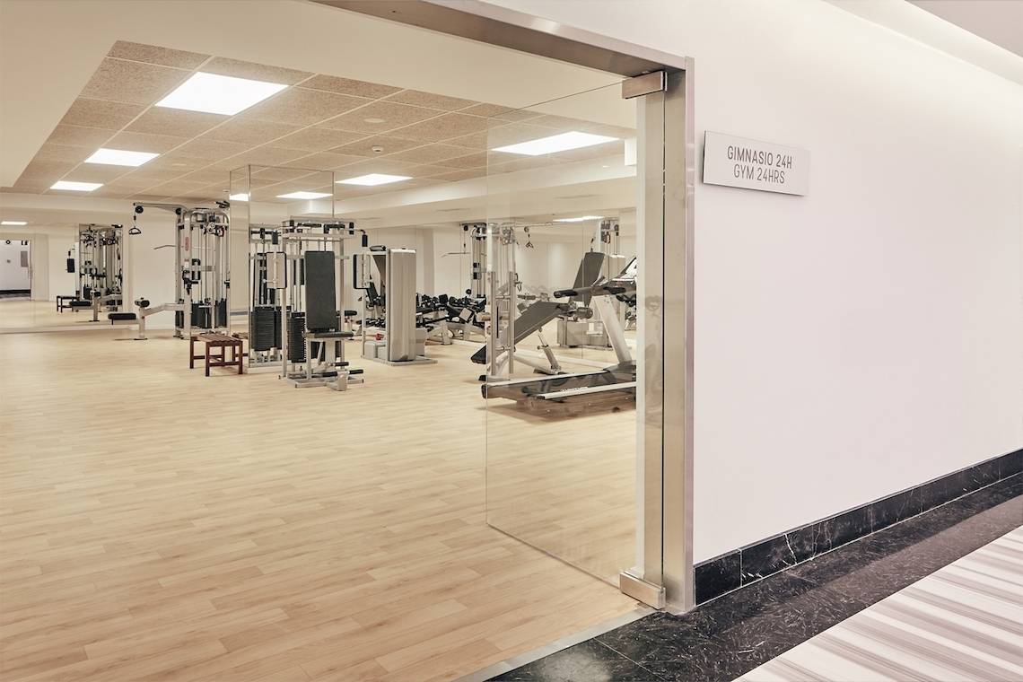 Innenansicht des Fitnesscenters im Torre del Mar Hotel mit verschiedenen Trainingsgeräten.