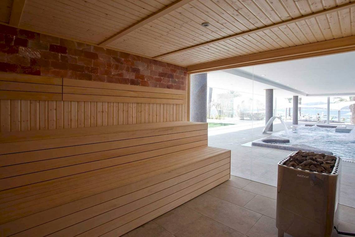 Innenansicht der Sauna im Torre del Mar Hotel mit Blick auf das Außenbecken