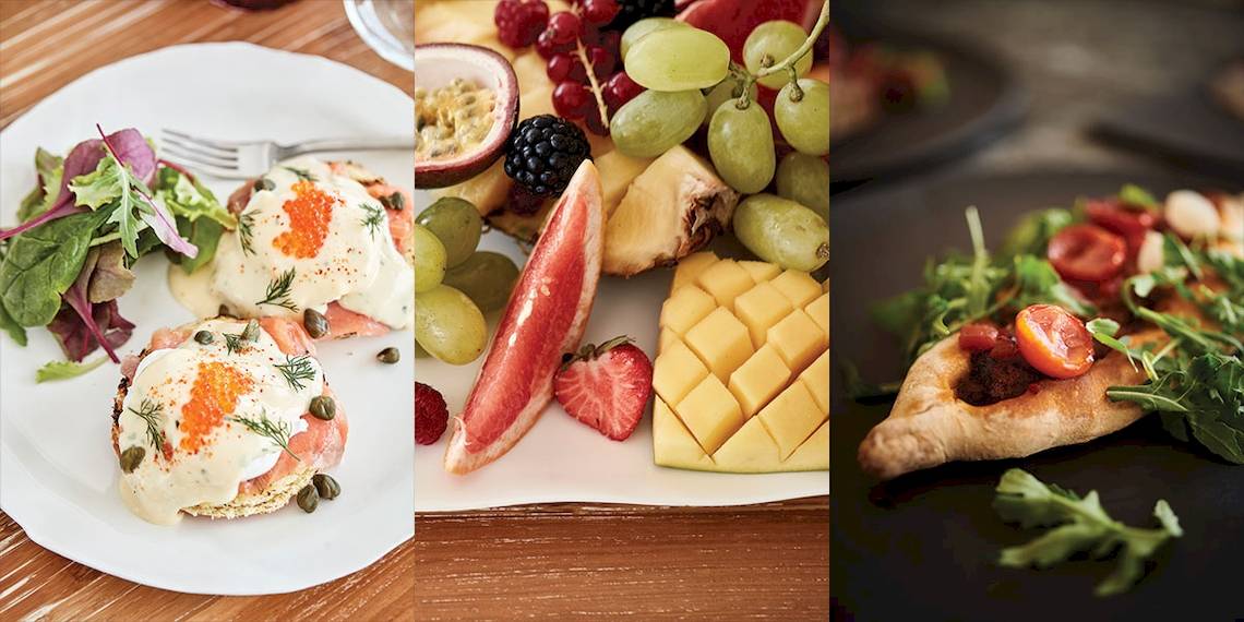 Auswahl an Speisen im Myconian Avaton Resort: Frühstücksei, Salat und verschiedene Früchte.