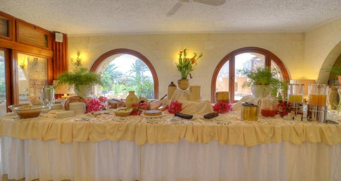 Frühstücksbuffet im Ta' Cenc & Spa Hotel mit vielen Gerichten und Dekorationen.
