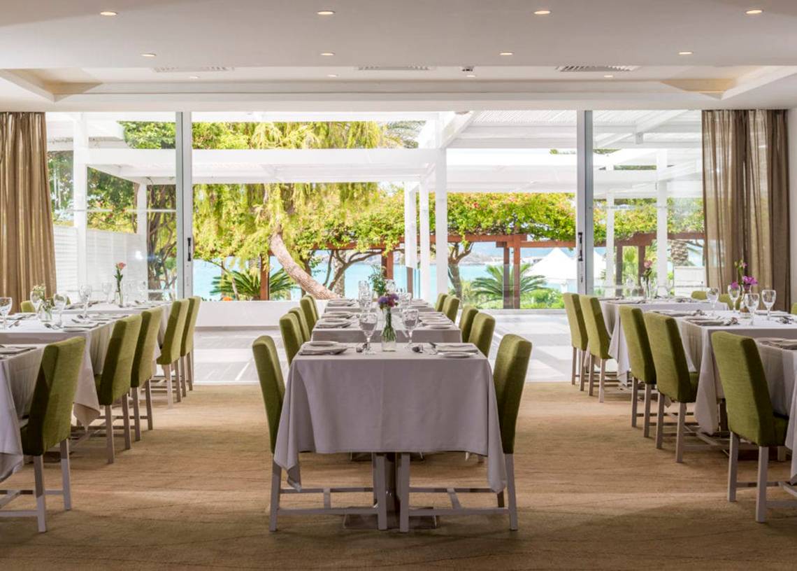 Innenansicht des Restaurants im Nissi Beach Resort mit Blick auf das Meer
