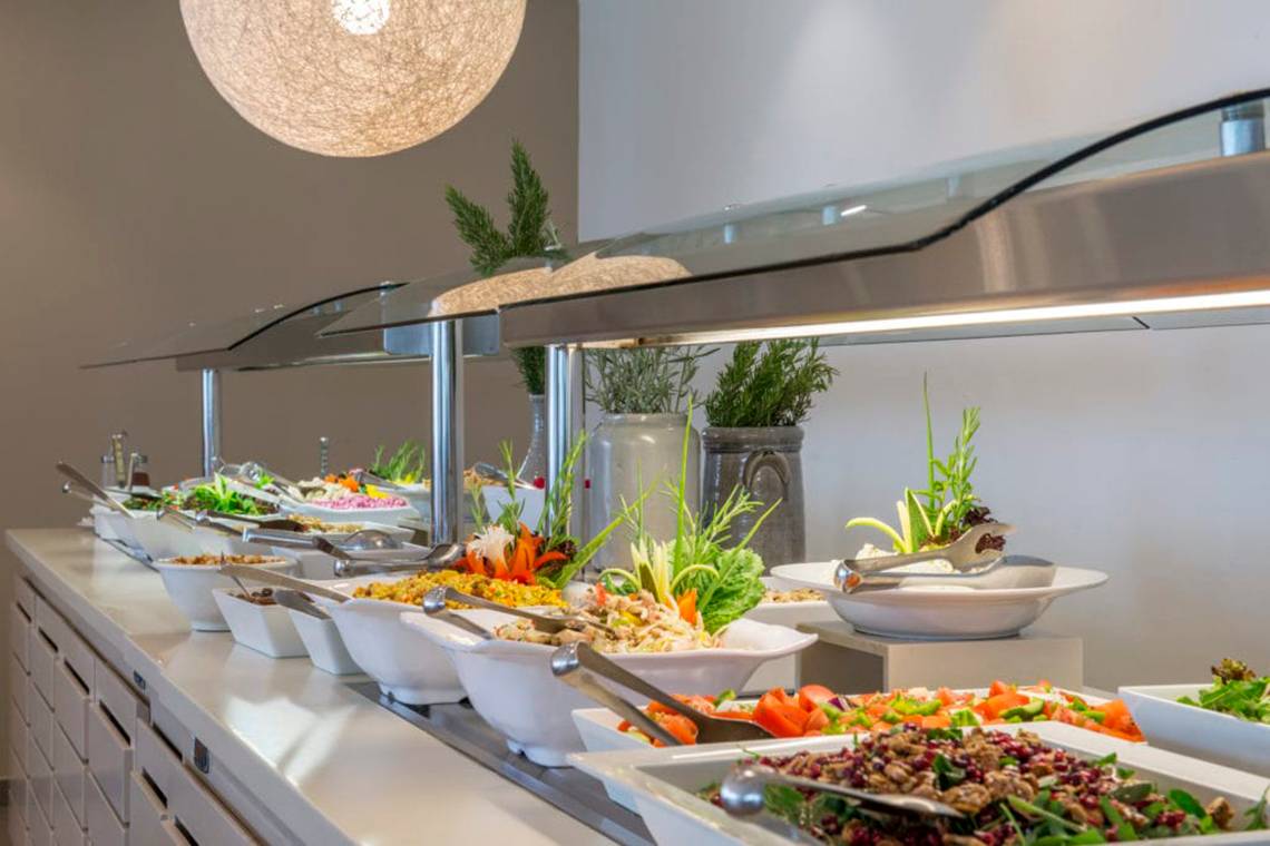 Buffet im Nissi Beach Resort mit verschiedenen Salaten und Gerichten.