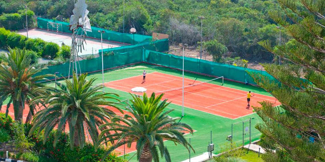 Tennisplatz im Nissi Beach Resort mit Spielern und grünen Feldern