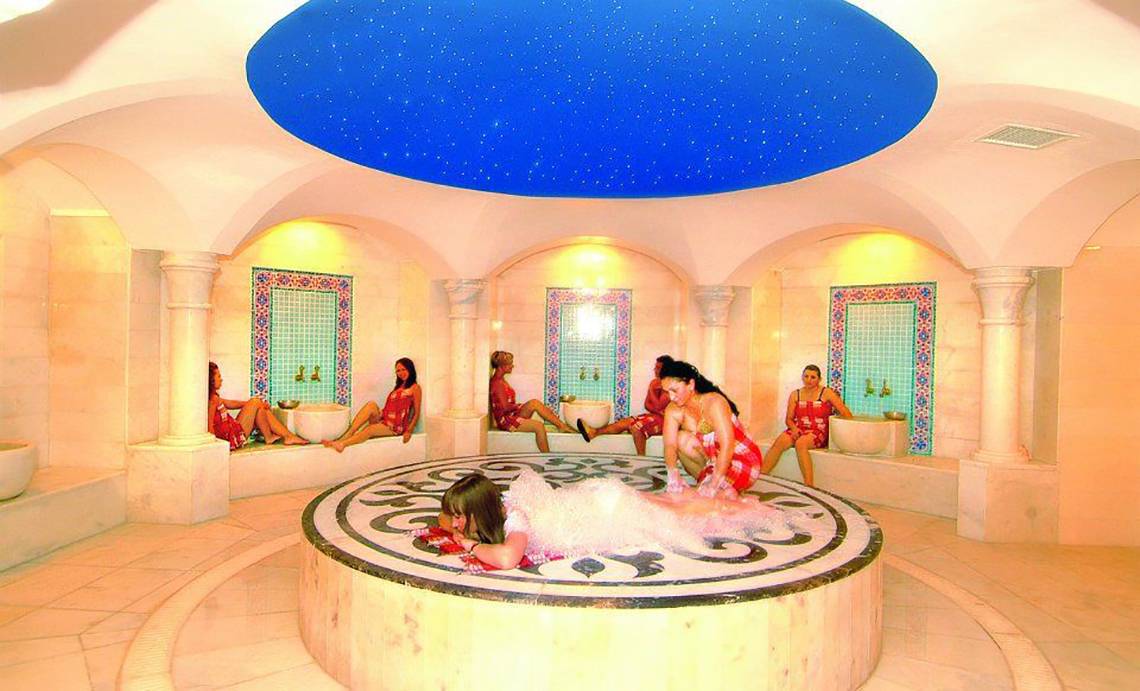 Frauen in einem Spa-Bereich des Royal Dragon Hotels mit Sternenhimmeldecke