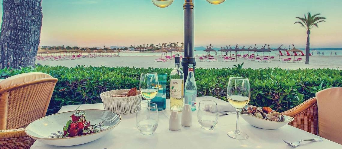 Viva Golf Adults Only Hotel mit Blick auf den Strand und blauem Himmel