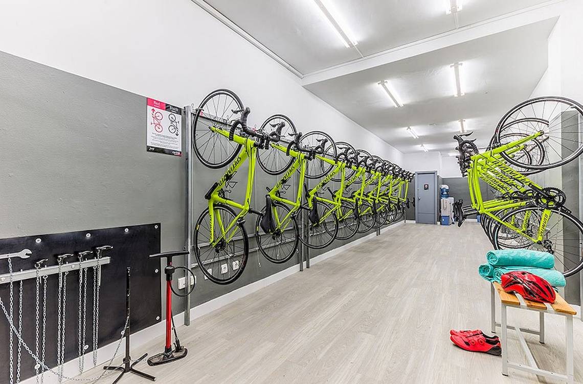Radlagerraum im Viva Golf Adults Only Hotel mit gelb lackierten Fahrrädern an der Wand.
