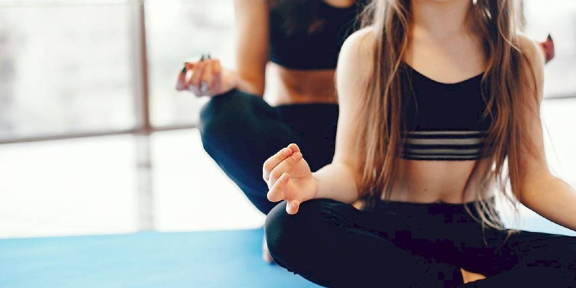 Yogastunde im VIVA Golf Adults Only Hotel, zwei Frauen in Sportkleidung sitzen auf dem Boden