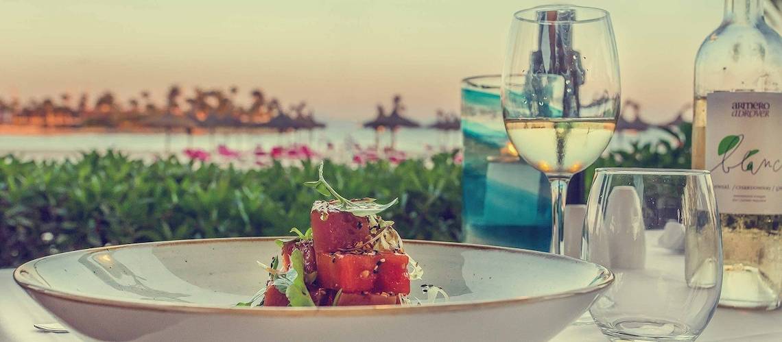 Speisetisch mit Wassermelonen-Salat im Hotel VIVA Golf Adults Only mit Meerblick.