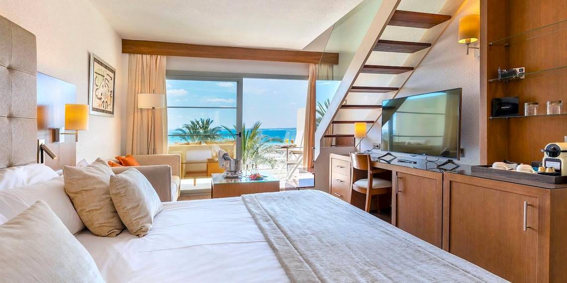 Hotelzimmer im VIVA Golf Adults Only mit großem Bett, Meerblick und Balkon.