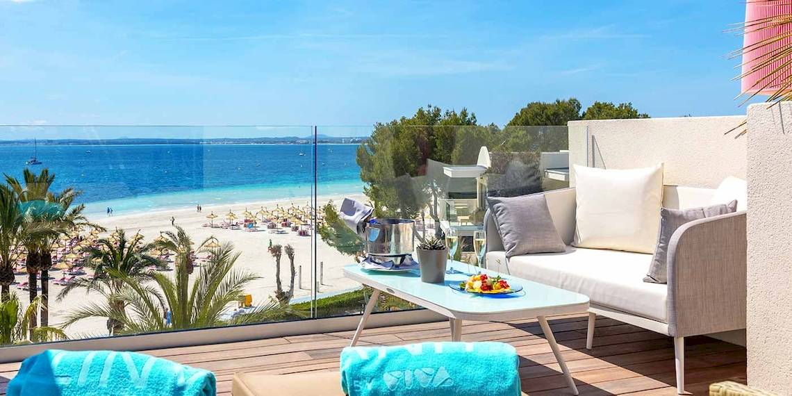 Ausblick vom Balkon des VIVA Golf Adults Only Hotels mit Blick auf den Strand und das Meer.