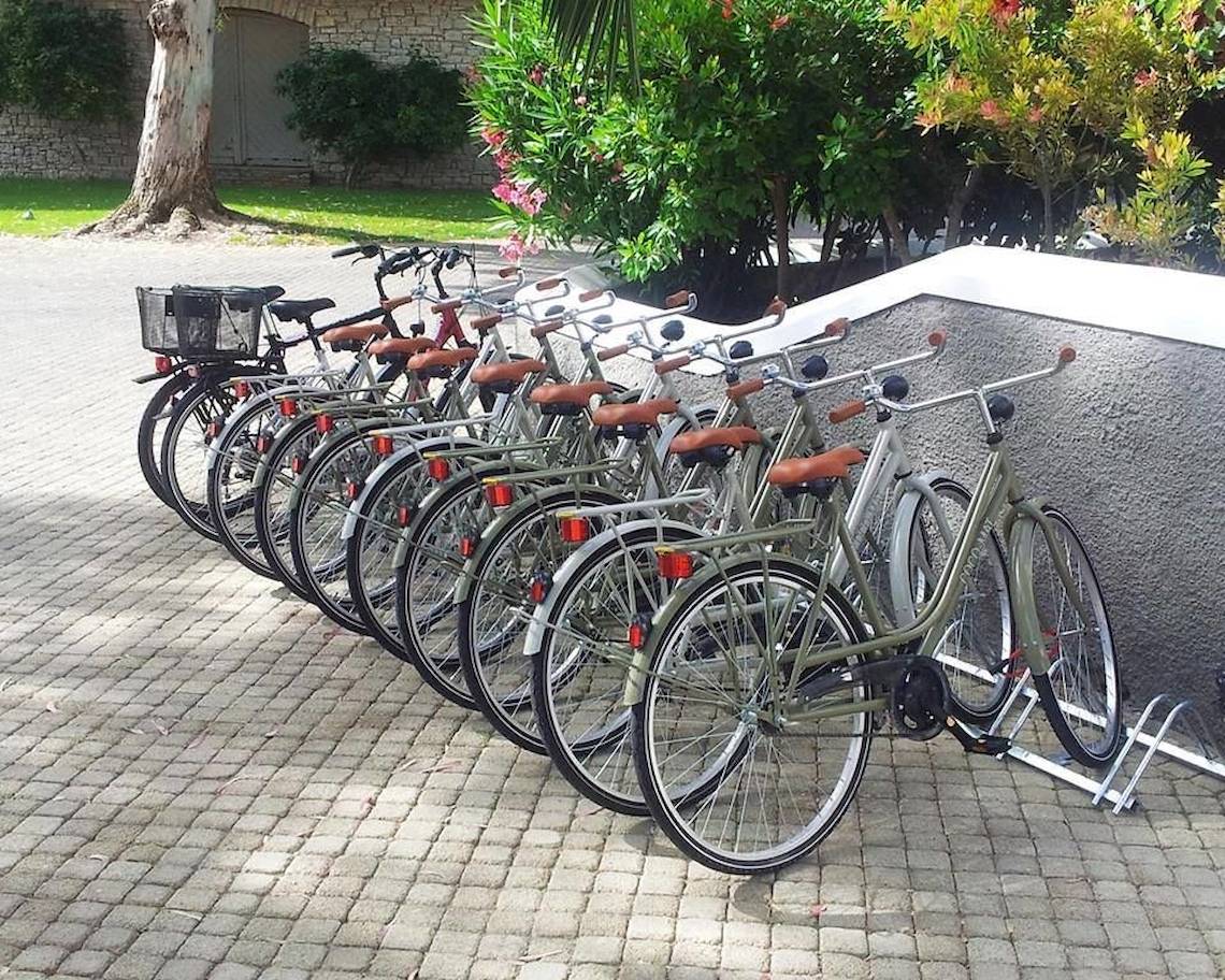 Reihe von Fahrrädern im Doryssa Seaside Resort