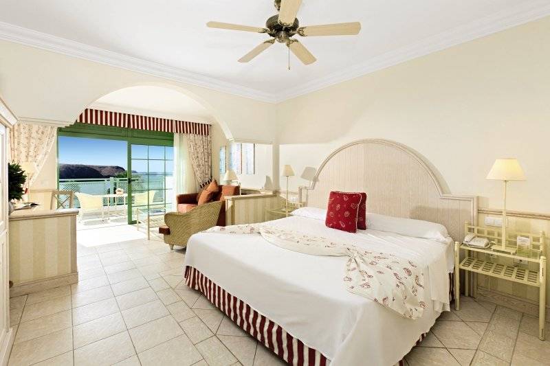 Luxuriöses Hotelzimmer im Gran Castillo Tagoro Family & Fun Hotel mit Meerblick.