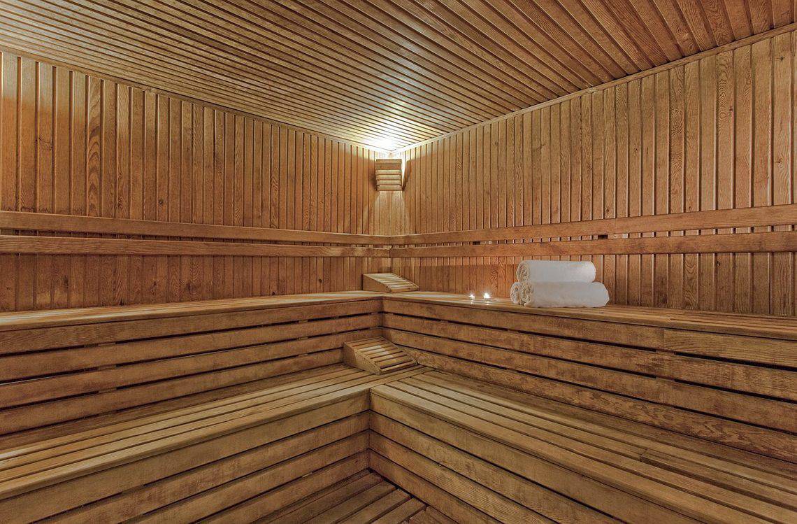 Sauna im Selectum Colours Bodrum Hotel mit Holzbänken und Handtüchern